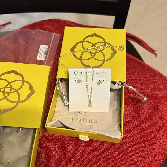 Jewelry kendra Scott   Set. Necklace and ear rings new never worn - Picture 3 of 5